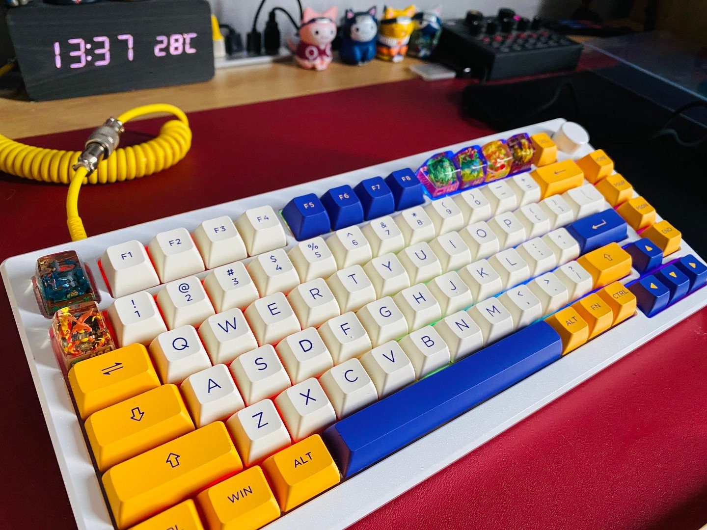 Custom your keycap, Gift, Resin keycap, Keycaps, Artisan keycap, Cherry mx, Mechanical Keyboard, numpad keycaps, m.ew.two, Ze