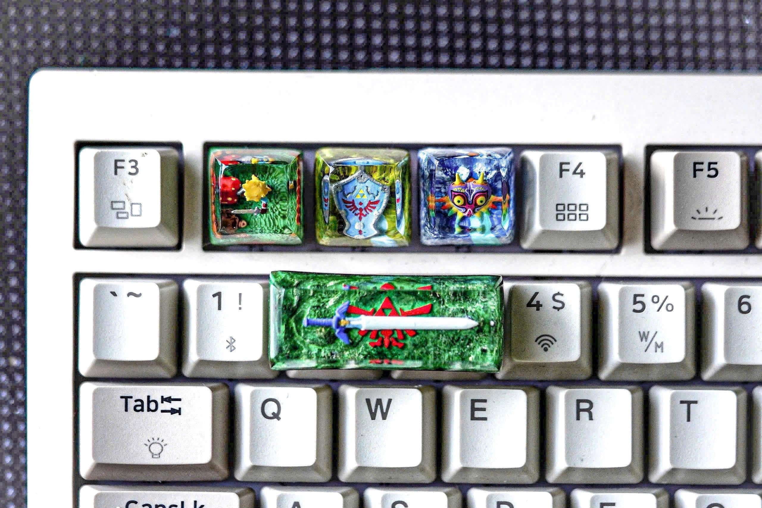 Zel.da Shield Le.gend of Zel.da keycap, Ma.jo.ra Mask resin artisan keycap, Anime Keycap, Gaming decor, Gamings keycap, Chris