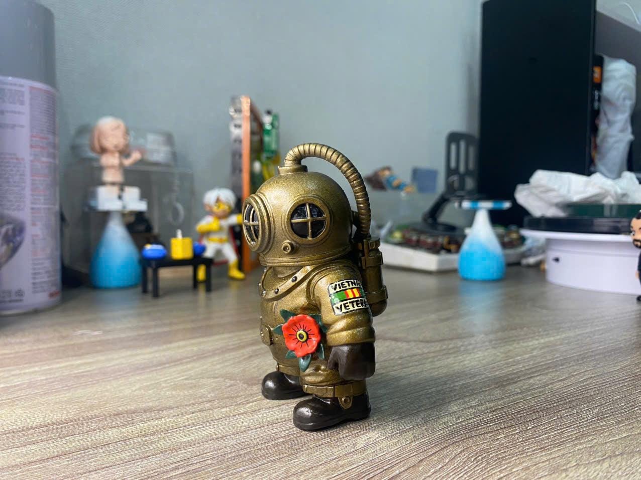 Astronaut Figurine Holding Box | Handmade Space Explorer Statue | Cute Space Decor | Unique Gift for Space Lovers | 9cm - 3.5