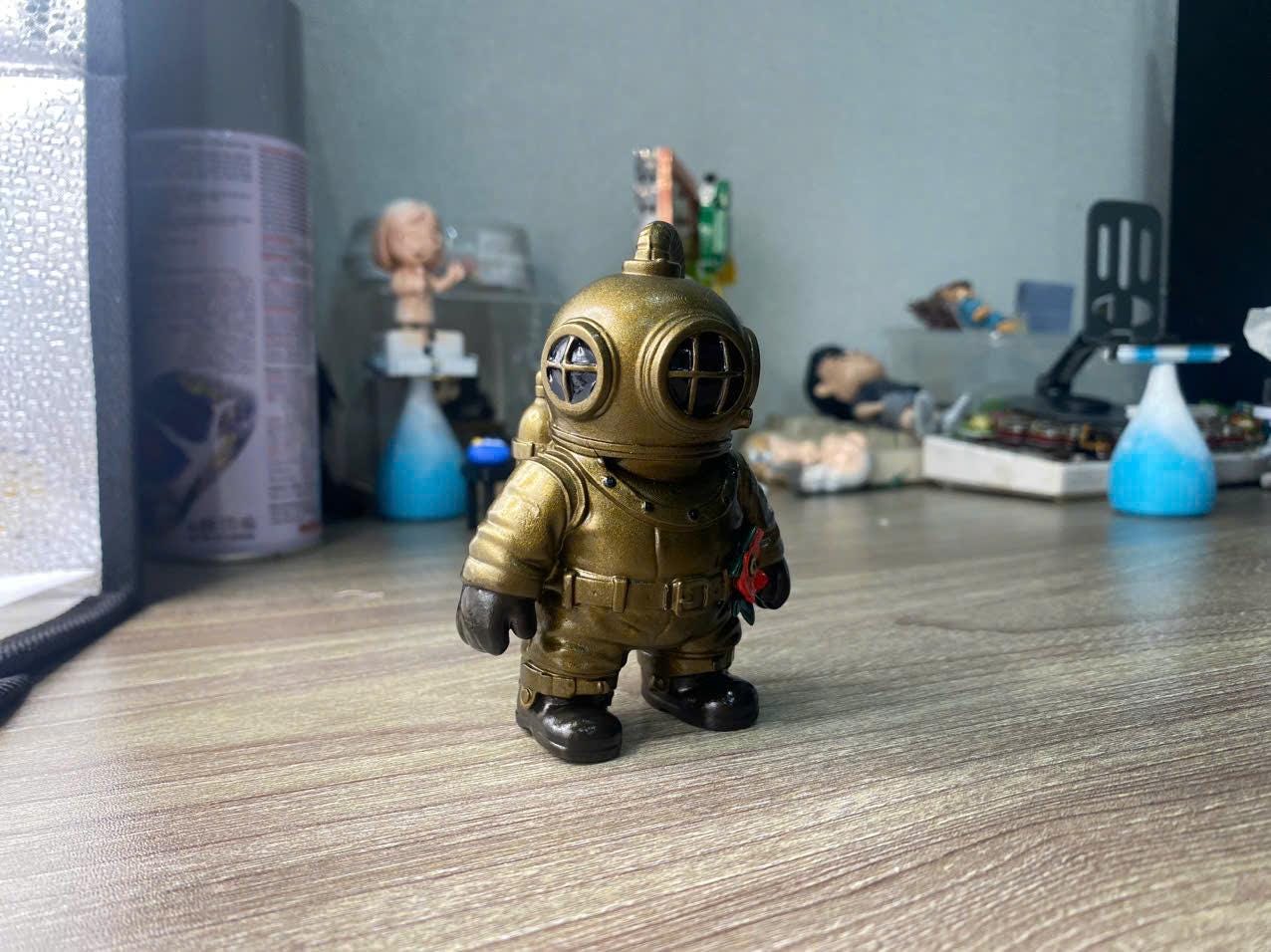 Astronaut Figurine Holding Box | Handmade Space Explorer Statue | Cute Space Decor | Unique Gift for Space Lovers | 9cm - 3.5