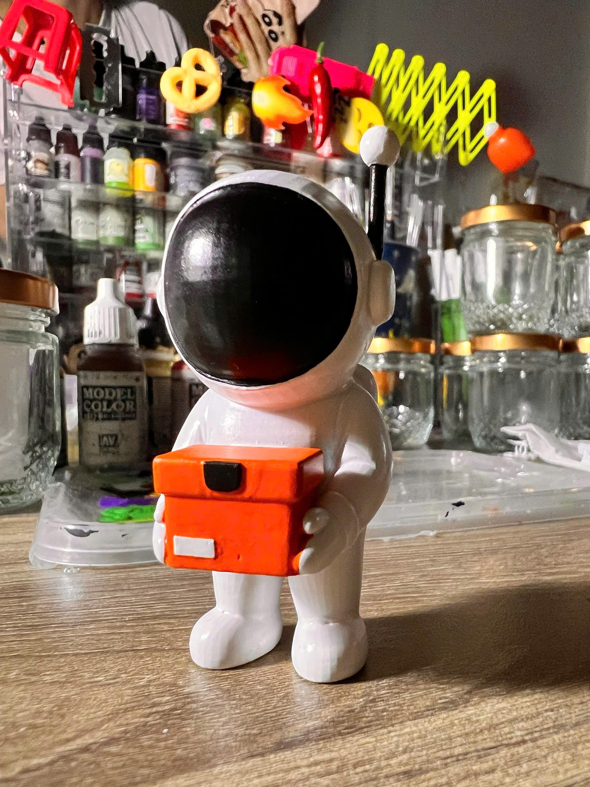 Astronaut Figurine Holding Box | Handmade Space Explorer Statue | Cute Space Decor | Unique Gift for Space Lovers | 9cm - 3.5