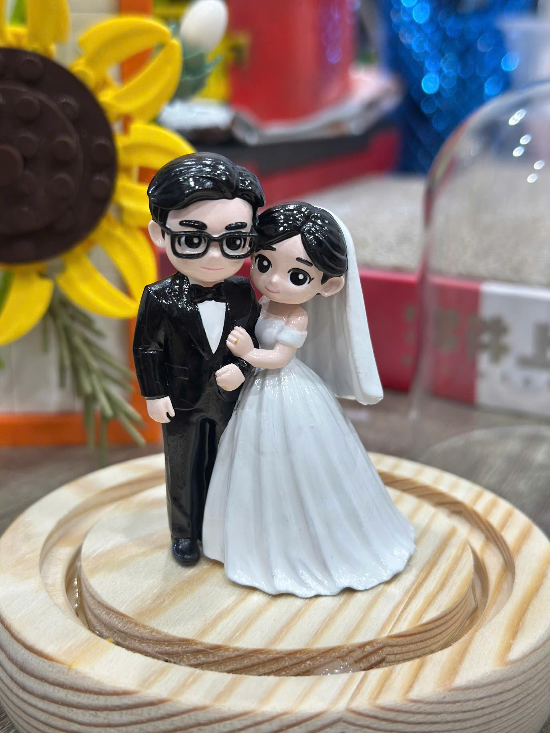 Personalized Wedding Cake Topper, Cute Bride & Groom Figurine, Custom Couple Mini Statue, Anniversary Gift, Wedding Keepsake