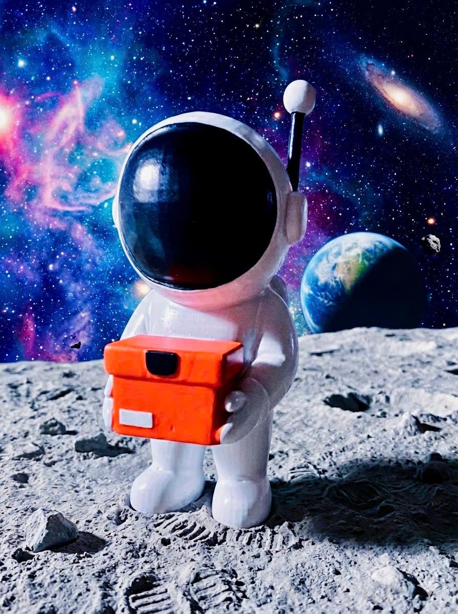 Astronaut Figurine Holding Box | Handmade Space Explorer Statue | Cute Space Decor | Unique Gift for Space Lovers | 9cm - 3.5