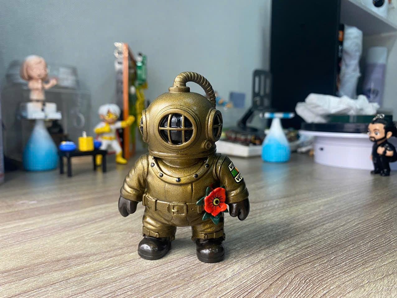 Astronaut Figurine Holding Box | Handmade Space Explorer Statue | Cute Space Decor | Unique Gift for Space Lovers | 9cm - 3.5
