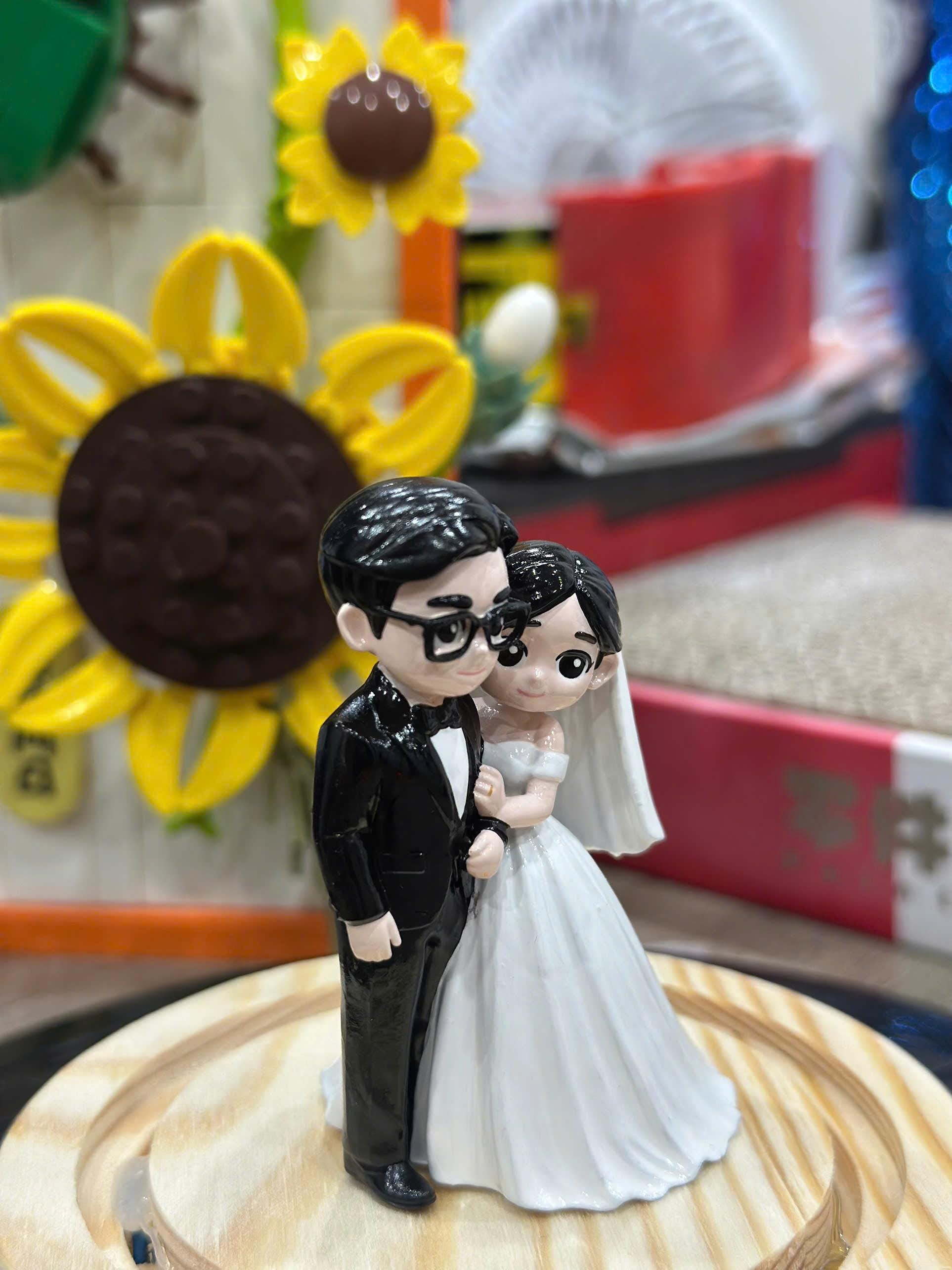 Personalized Wedding Cake Topper, Cute Bride & Groom Figurine, Custom Couple Mini Statue, Anniversary Gift, Wedding Keepsake